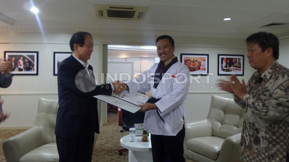 Menpora Imam Nahrawi  saat menerima penghargaan sertifikat Tingkat VII dari Presiden Kukkiwon Taekwondo Dunia, Jeong Man Soon di Kantor Kemenpora Jakarta, Senin (23/11/15). - INDOSPORT